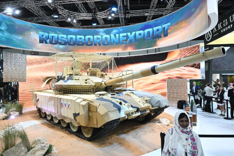 Танк Т-90МС на стенде Рособоронэкспорта на выставке IDEX 2025 в Объединенных Арабских Эмиратах Танк Т-90МС на стенде Рособоронэкспорта на выставке IDEX 2025 в Объединенных Арабских Эмиратах