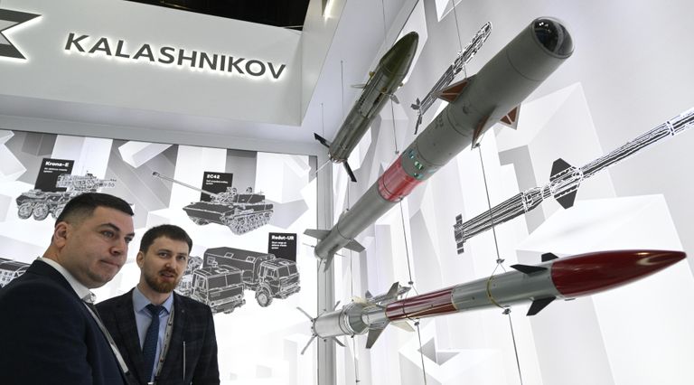 Посетители на стенде концерна Калашников на выставке IDEX 2025 в Объединенных Арабских Эмиратах Посетители на стенде концерна Калашников на выставке IDEX 2025 в Объединенных Арабских Эмиратах
