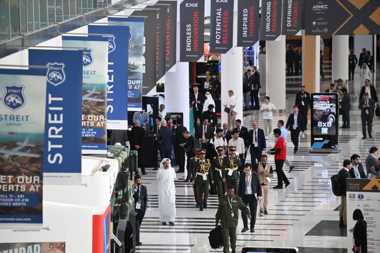 Посетители на выставке IDEX 2025 в Объединенных Арабских Эмиратах Посетители на выставке IDEX 2025 в Объединенных Арабских Эмиратах