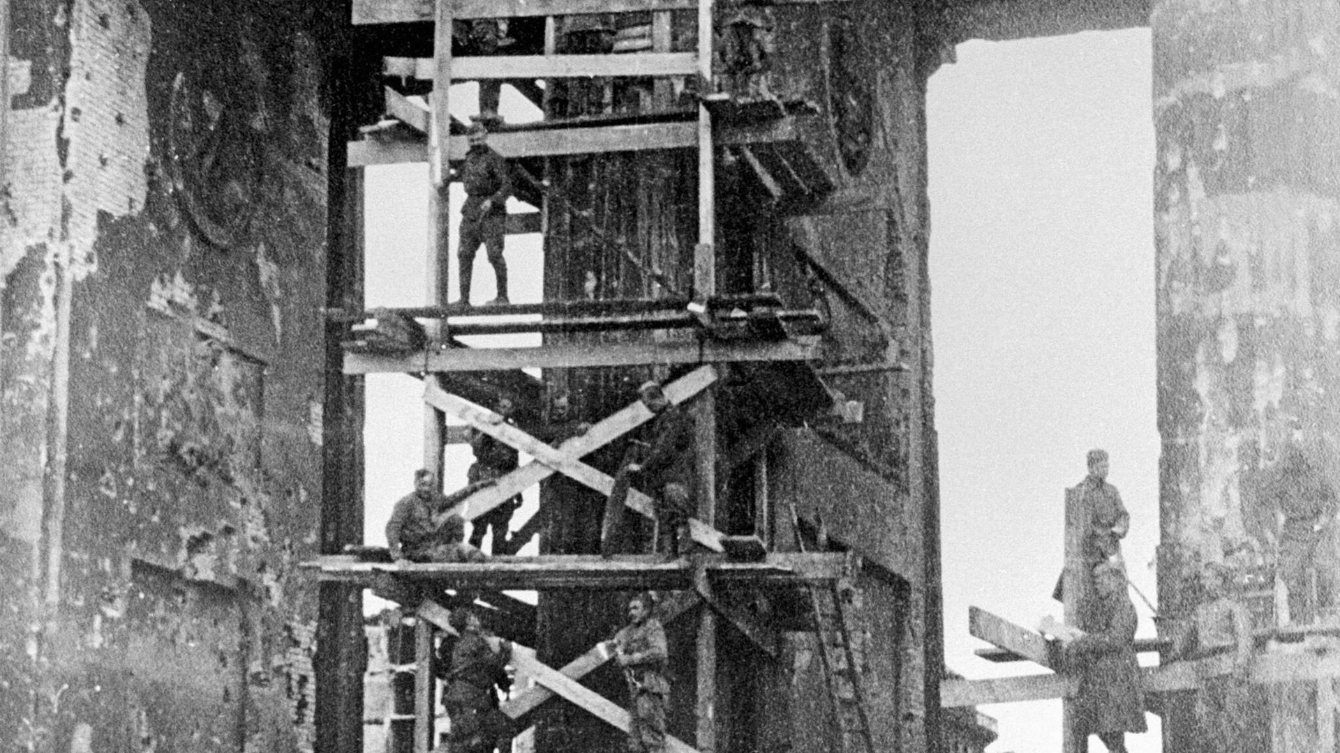 Поверженный Берлин. Восстановление колоннады Бранденбургских ворот  - РИА Новости, 1920, 28.04.2026