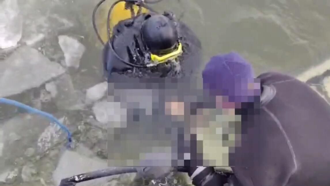 Тела двух мужчин достали водолазы в месте провала иномарки под лед в акватории Амурского залива в Приморье - РИА Новости, 1920, 17.02.2025