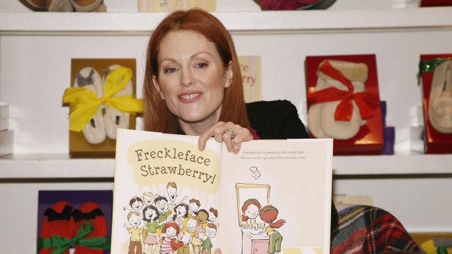 Актриса Джулианна Мур читает свою новую детскую книгу Клубника с веснушками