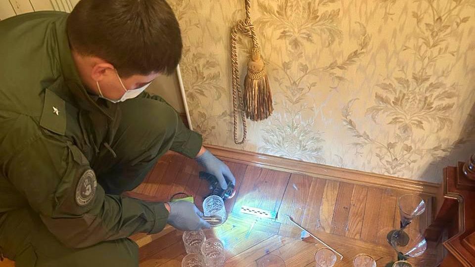Криминалисты обнаружили следы крови и частицы кровеносных сосудов убитых экс-мэра Самары и его супруги в их квартире Криминалисты обнаружили следы крови и частицы кровеносных сосудов убитых экс-мэра Самары и его супруги в их квартире - РИА Новости, 1920, 16.05.2025