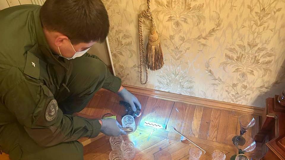 Криминалисты обнаружили следы крови и частицы кровеносных сосудов убитых экс-мэра Самары и его супруги в их квартире - РИА Новости, 1920, 17.02.2025