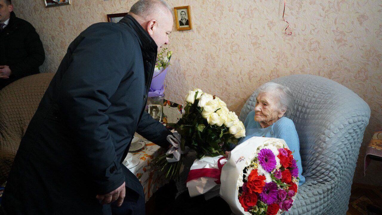 Губернатор Брянской области Александр Богомаз поздравил ветерана Великой Отечественной войны Анну Иванову со столетним юбилеем Губернатор Брянской области Александр Богомаз поздравил ветерана Великой Отечественной войны Анну Иванову со столетним юбилеем - РИА Новости, 1920, 17.02.2025