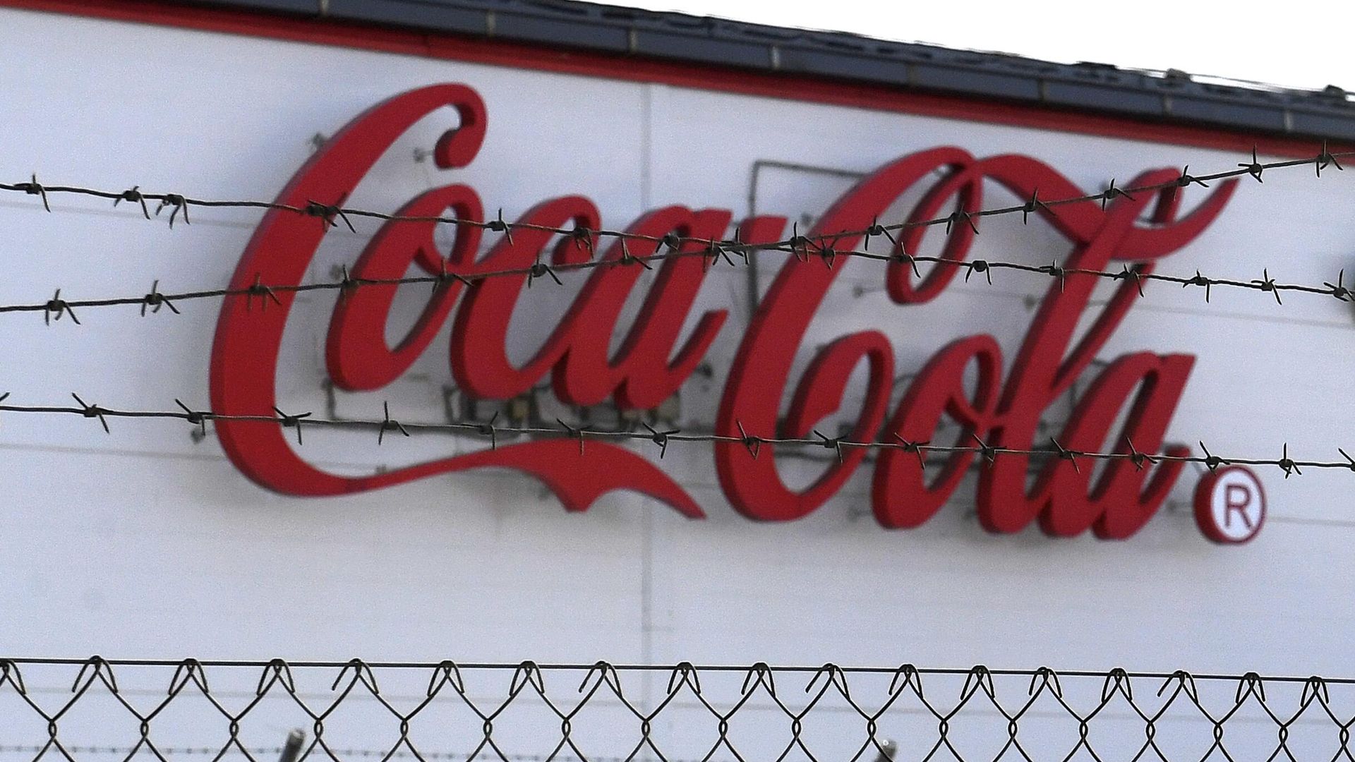Логотип компании Coca-Cola на стене заводского цеха в Красноярске - РИА Новости, 1920, 18.02.2025