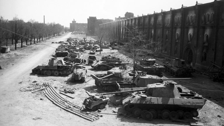 Захваченная немецкая боевая техника у здания Арсенала в ходе Венской наступательной операции войсками 2-го и 3-го Украинских фронтов Захваченная немецкая боевая техника у здания Арсенала в ходе Венской наступательной операции войсками 2-го и 3-го Украинских фронтов
