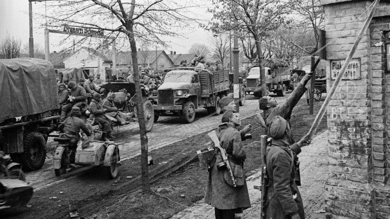 На подступах к австрийской столице Вене, советские связисты устанавливают связь На подступах к австрийской столице Вене, советские связисты устанавливают связь