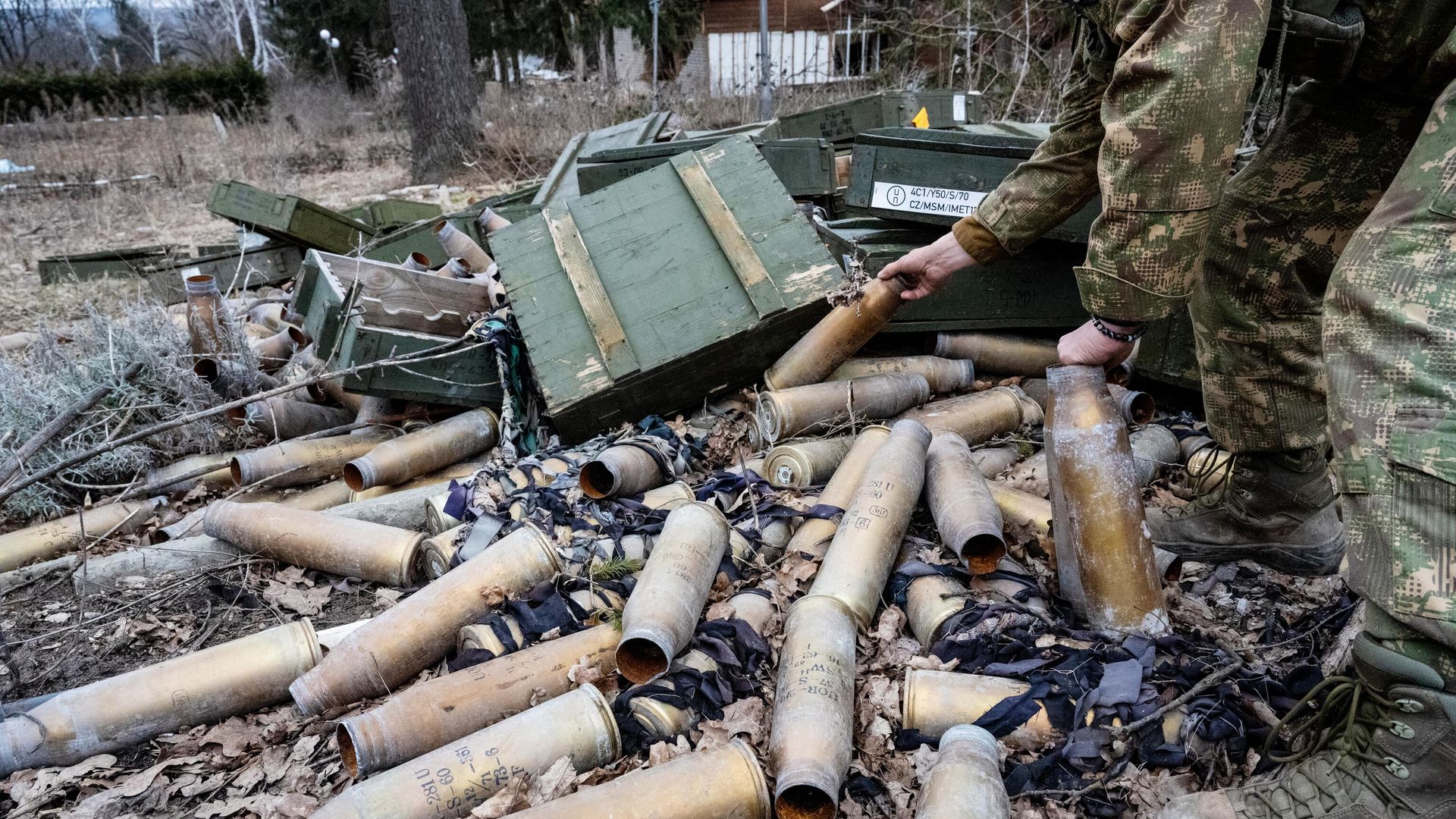 Украинский военный подбирает использованные артиллерийские гильзы Украинский военный подбирает использованные артиллерийские гильзы - РИА Новости, 1920, 18.02.2025