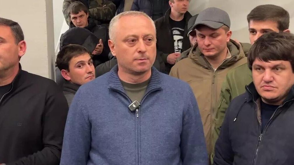 Абхазский политик Бадра Гунба во время обращения к сторонникам. 18 февраля 2025 Абхазский политик Бадра Гунба во время обращения к сторонникам. 18 февраля 2025 - РИА Новости, 1920, 18.02.2025