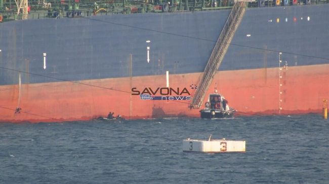 Танкер Seajewel в порту итальянского города Савона