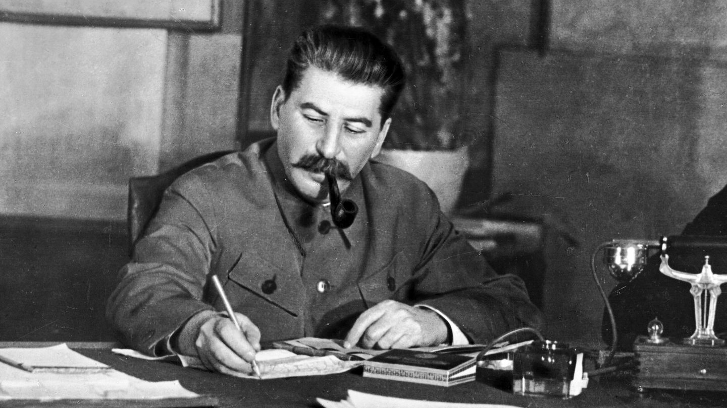 Генеральный секретарь ЦК ВКП(б) Иосиф Сталин в своем рабочем кабинете