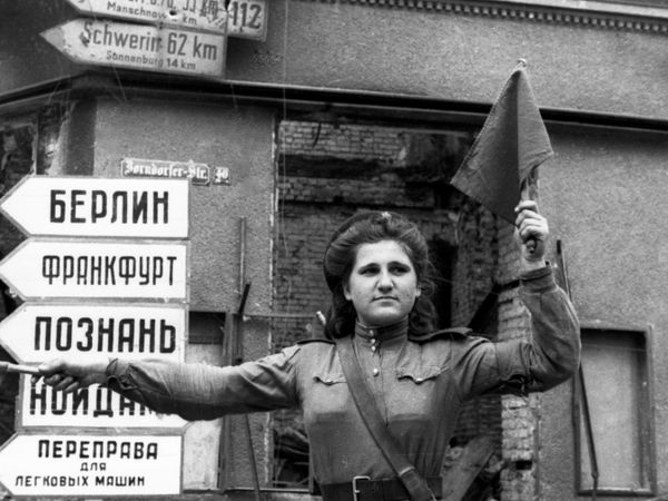 Начальник поста регулирования дорожно-комендантского участка № 68 военно-автомобильной дороги № 15 младший сержант Анна Ивановна Батьянова во время регулирования движения в немецком городе Кюстрин