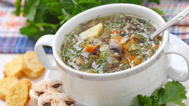 Куриный суп с грибами шампиньонами и зеленью Куриный суп с грибами шампиньонами и зеленью