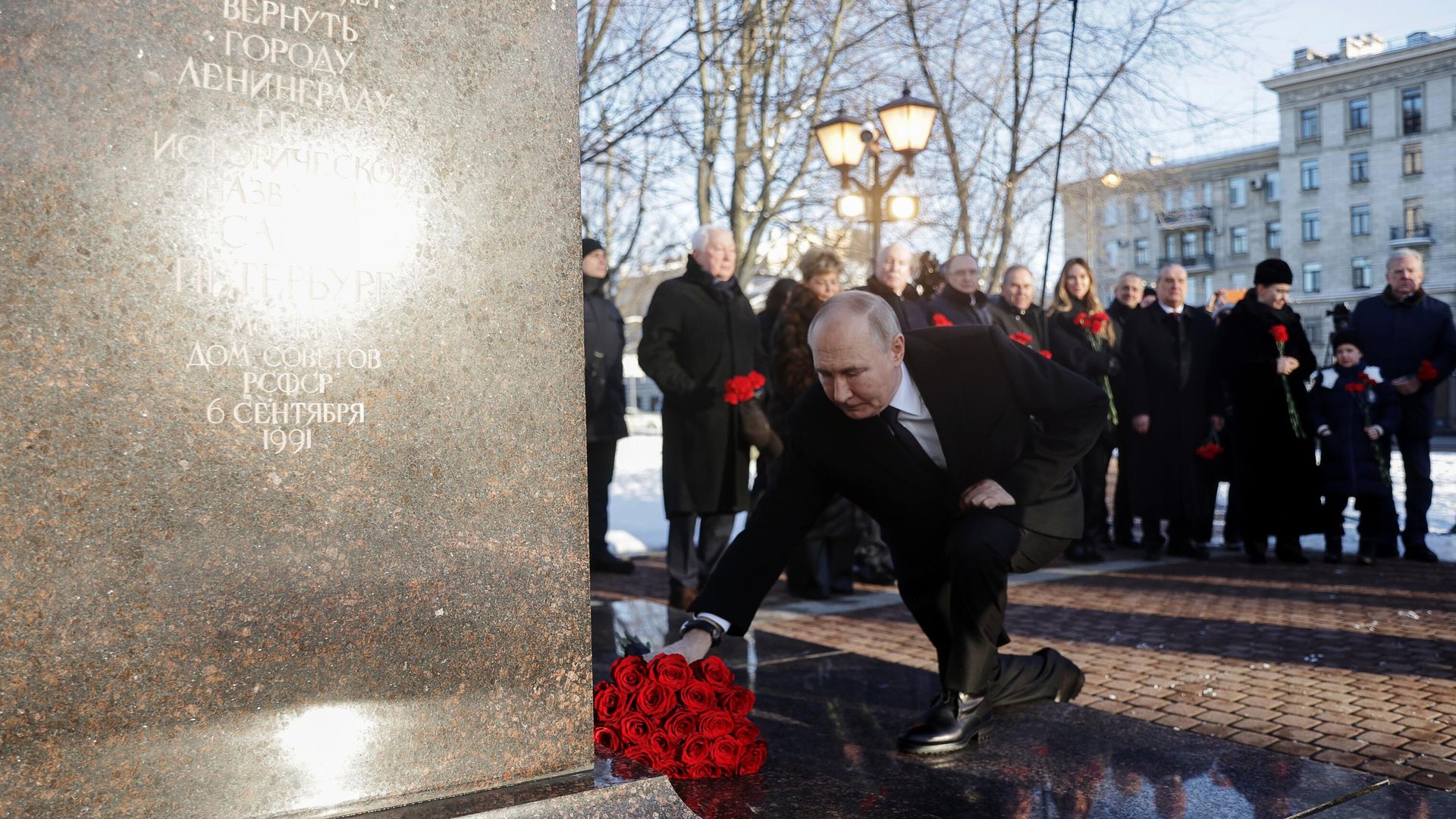 Президент РФ Владимир Путин на церемонии возложения цветов к памятнику первому мэру Санкт-Петербурга Анатолию Собчаку - РИА Новости, 1920, 19.02.2025