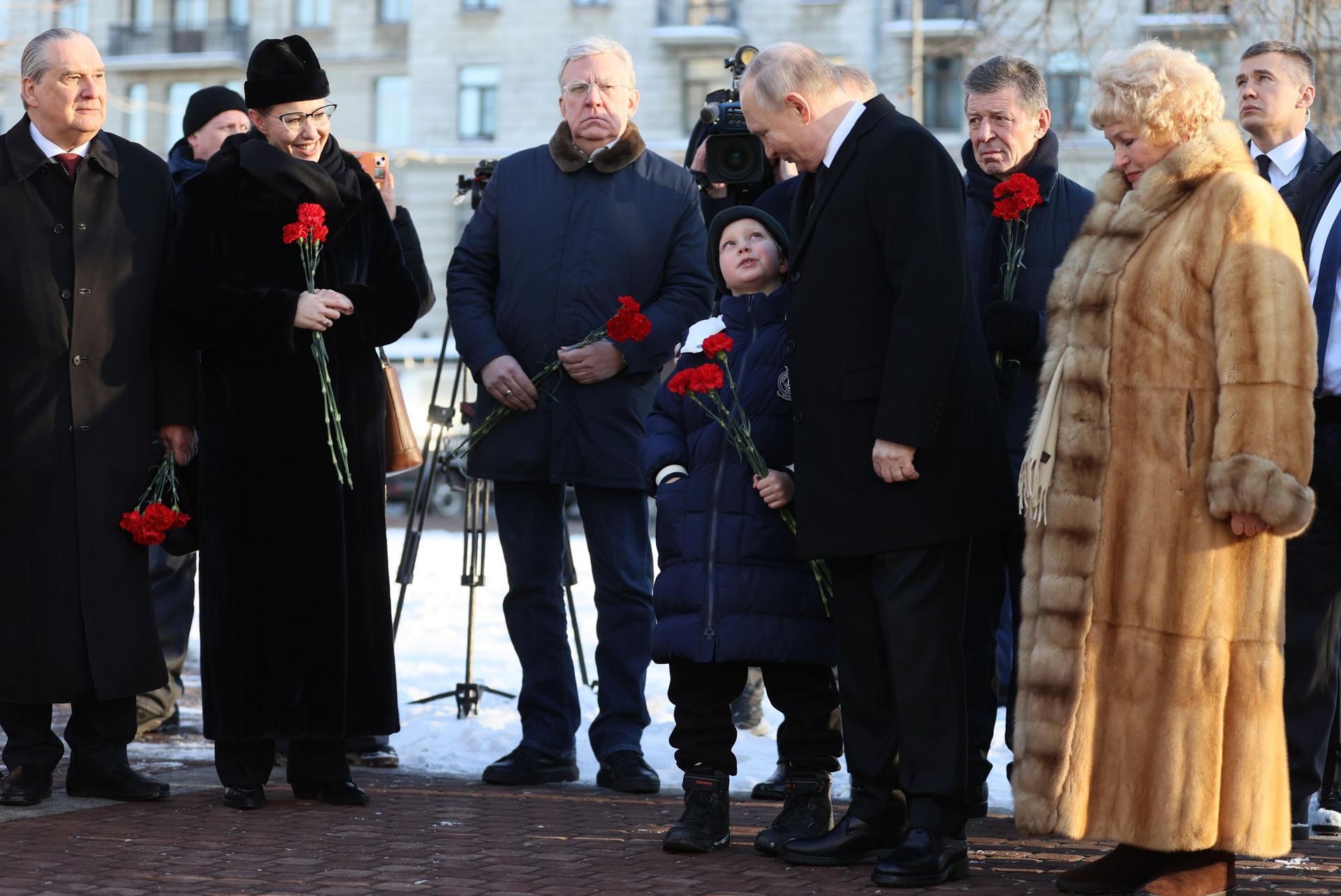 Президент РФ Владимир Путин на церемонии возложения цветов к памятнику первому мэру Санкт-Петербурга Анатолию Собчаку Президент РФ Владимир Путин на церемонии возложения цветов к памятнику первому мэру Санкт-Петербурга Анатолию Собчаку - РИА Новости, 1920, 19.02.2025
