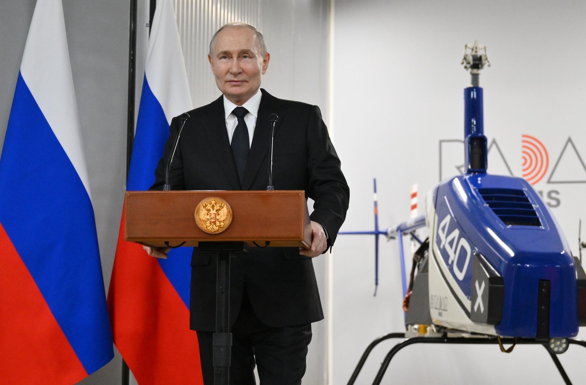 Президент РФ Владимир Путин посещает научно-производственное предприятие Радар ммс в Санкт-Петербурге Президент РФ Владимир Путин посещает научно-производственное предприятие Радар ммс в Санкт-Петербурге - РИА Новости, 1920, 11.03.2025