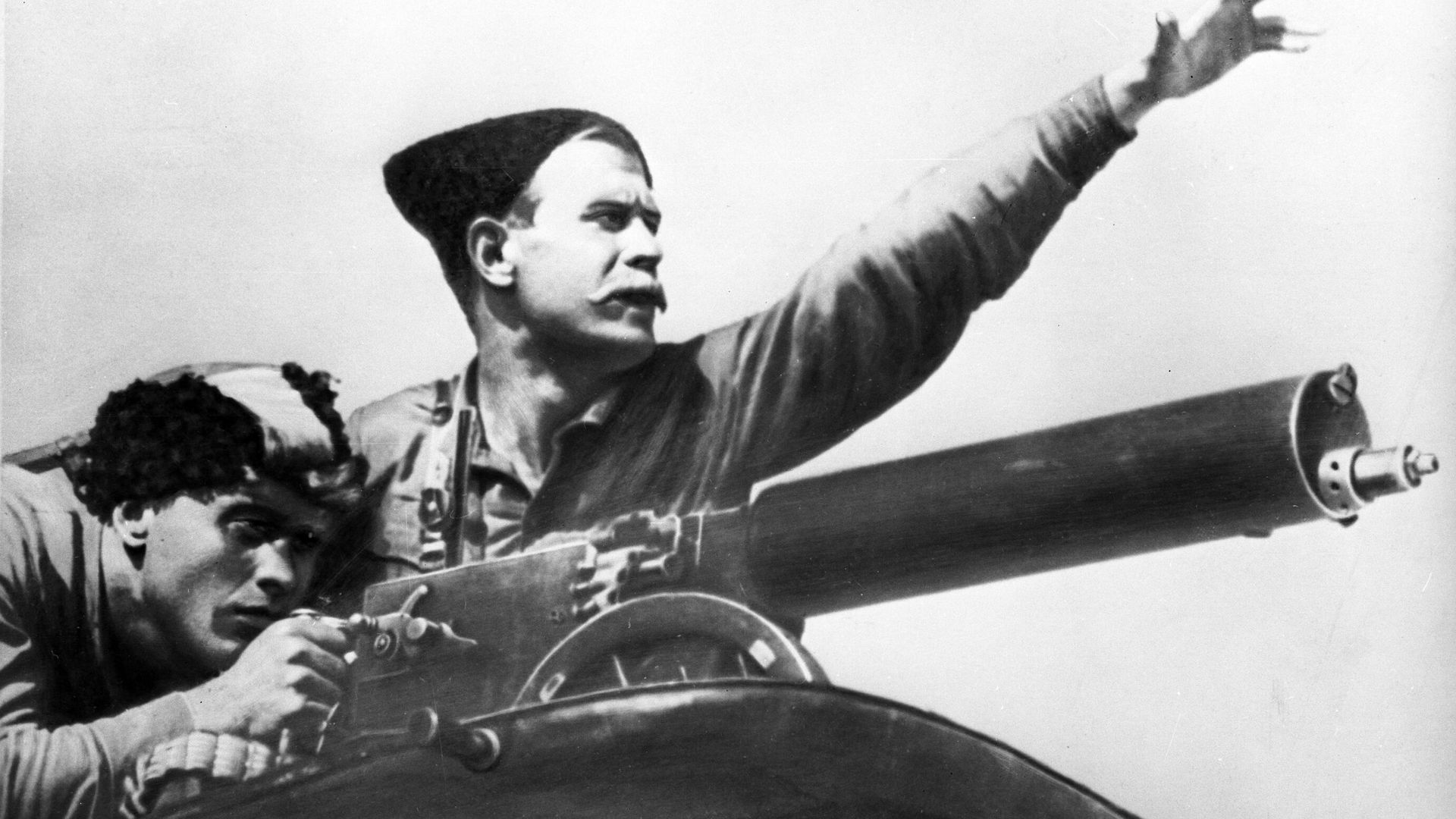 Леонид Кмит в роли Петьки и Борис Бабочкин в роли Василия Чапаева в кадре из художественного фильма Чапаев Леонид Кмит в роли Петьки и Борис Бабочкин в роли Василия Чапаева в кадре из художественного фильма Чапаев - РИА Новости, 1920, 12.10.2025