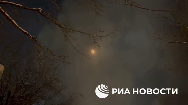 Вертолет сбрасывает воду на горящее здание Института вычислительной техники