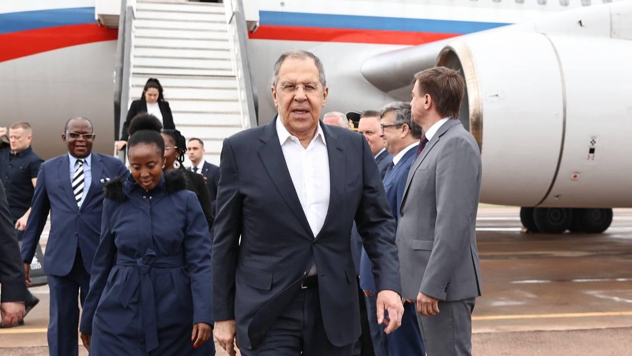 Глава МИД России Сергей Лавров во время прибытия в Йоханнесбург Глава МИД России Сергей Лавров во время прибытия в Йоханнесбург - РИА Новости, 1920, 20.02.2025