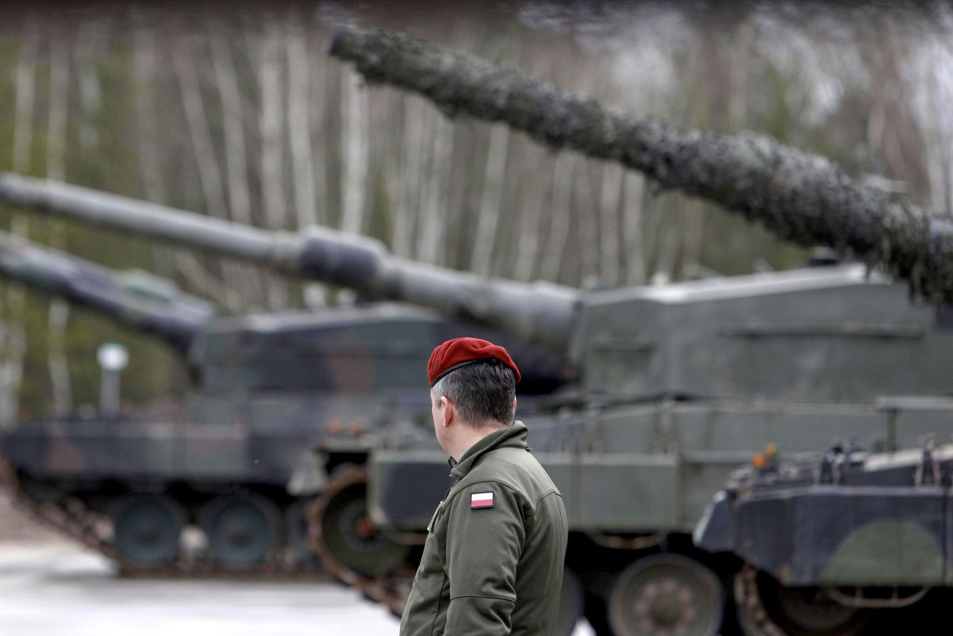 Польский военный рядом с танками Leoapard 2 во время учений в рамках военной помощи ЕС Украине на военной базе в Светошове Польский военный рядом с танками Leoapard 2 во время учений в рамках военной помощи ЕС Украине на военной базе в Светошове - РИА Новости, 1920, 27.03.2024