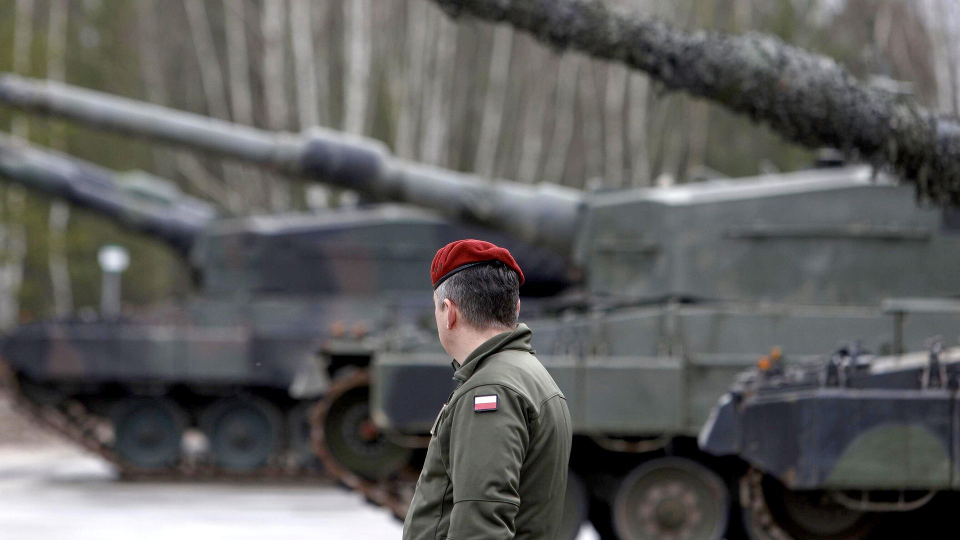 Польский военный рядом с танками Leoapard 2 Польский военный рядом с танками Leoapard 2 - РИА Новости, 1920, 28.03.2024