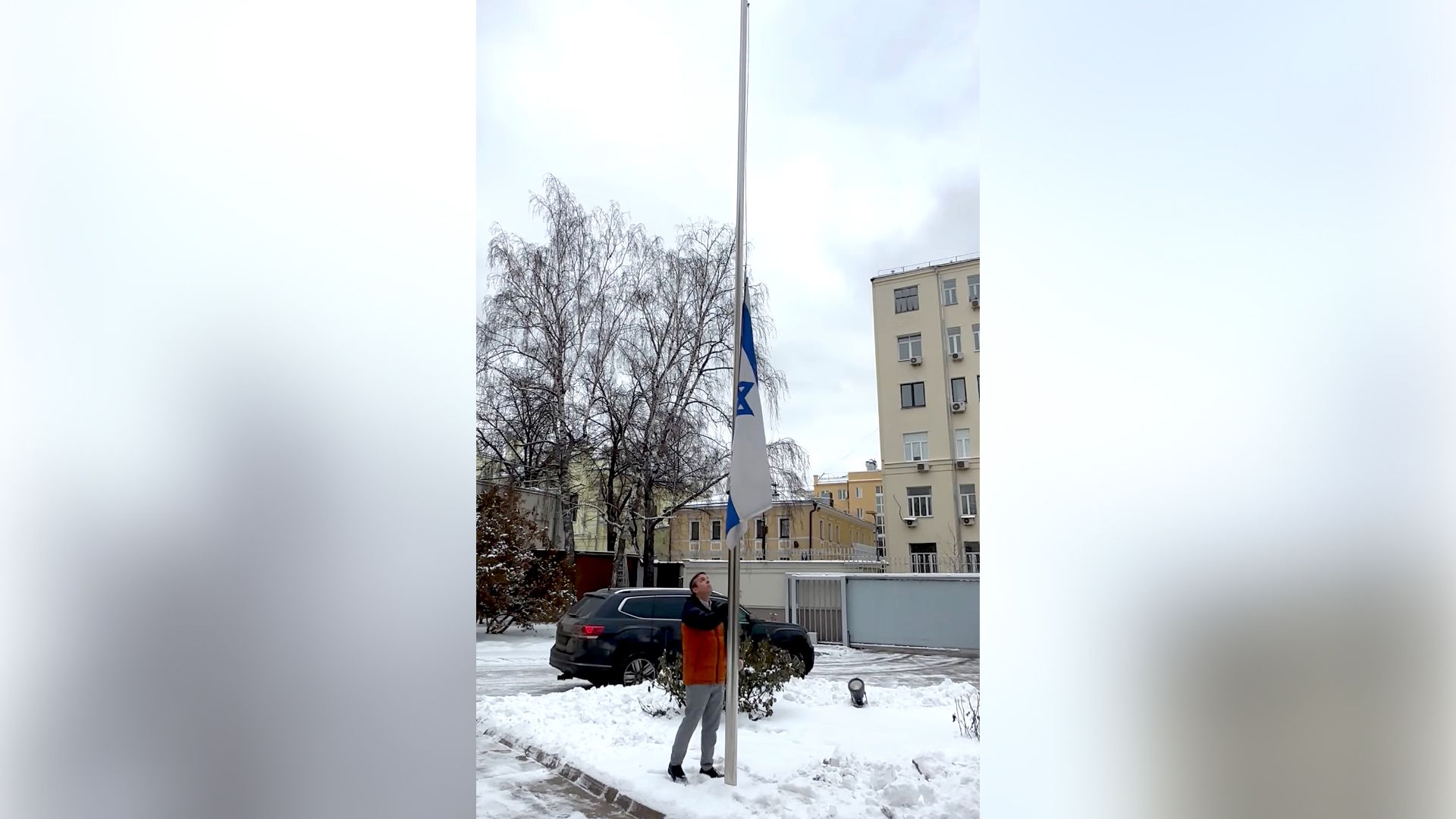 Посольство Израиля в России приспустило флаг в знак скорби по погибшим в плену заложникам, чьи тела сегодня вернуло палестинское движение ХАМА - РИА Новости, 1920, 20.02.2025