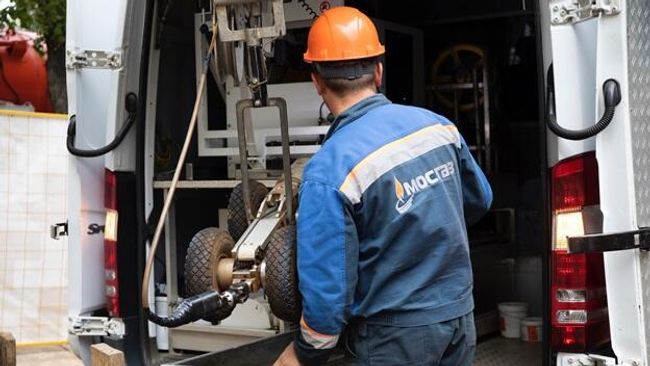 Сотрудник Мосгаза за работой