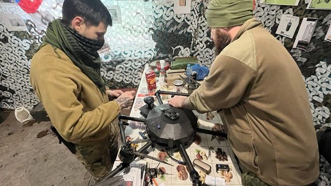 Бойцы разбирают трофейную Бабу-Ягу Бойцы разбирают трофейную Бабу-Ягу