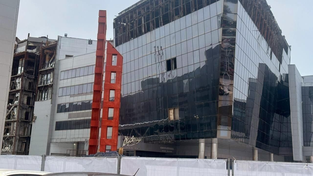 Мемориал в память о жертвах теракта начали возводить у Крокуса - РИА Новости, 1920, 21.02.2025