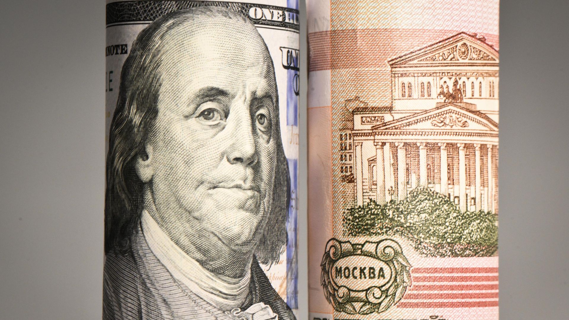Денежные купюры Банка России и долларов США Денежные купюры Банка России и долларов США - РИА Новости, 1920, 18.06.2025