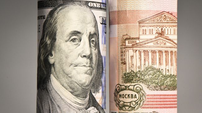 Денежные купюры Банка России и долларов США