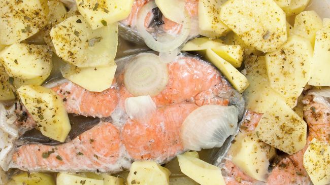 Красная рыба, запеченная в фольге с картофелем Красная рыба, запеченная в фольге с картофелем
