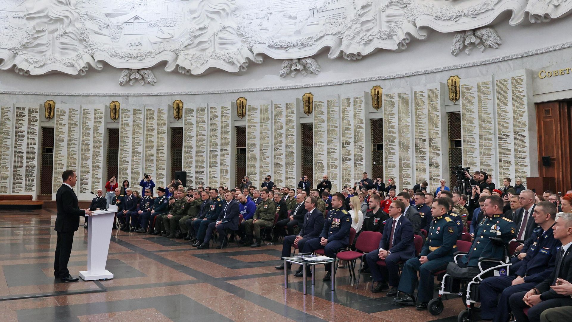 Заместитель председателя Совета безопасности РФ, председатель партии Единая Россия Дмитрий Медведев выступает на встрече с ветеранами боевых действий разных поколений в Москве. 21 февраля 2025 Заместитель председателя Совета безопасности РФ, председатель партии Единая Россия Дмитрий Медведев выступает на встрече с ветеранами боевых действий разных поколений в Москве. 21 февраля 2025 - РИА Новости, 1920, 21.02.2025