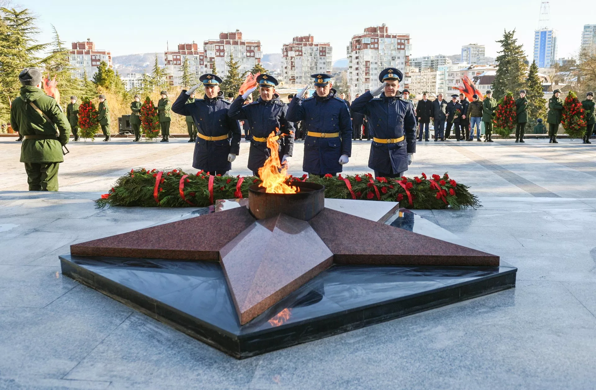 Возложение цветов к Вечному огню и открытие Аллеи героев СВО на Завокзальном мемориальном комплексе в Сочи в День защитника Отечества - РИА Новости, 1920, 20.02.2026