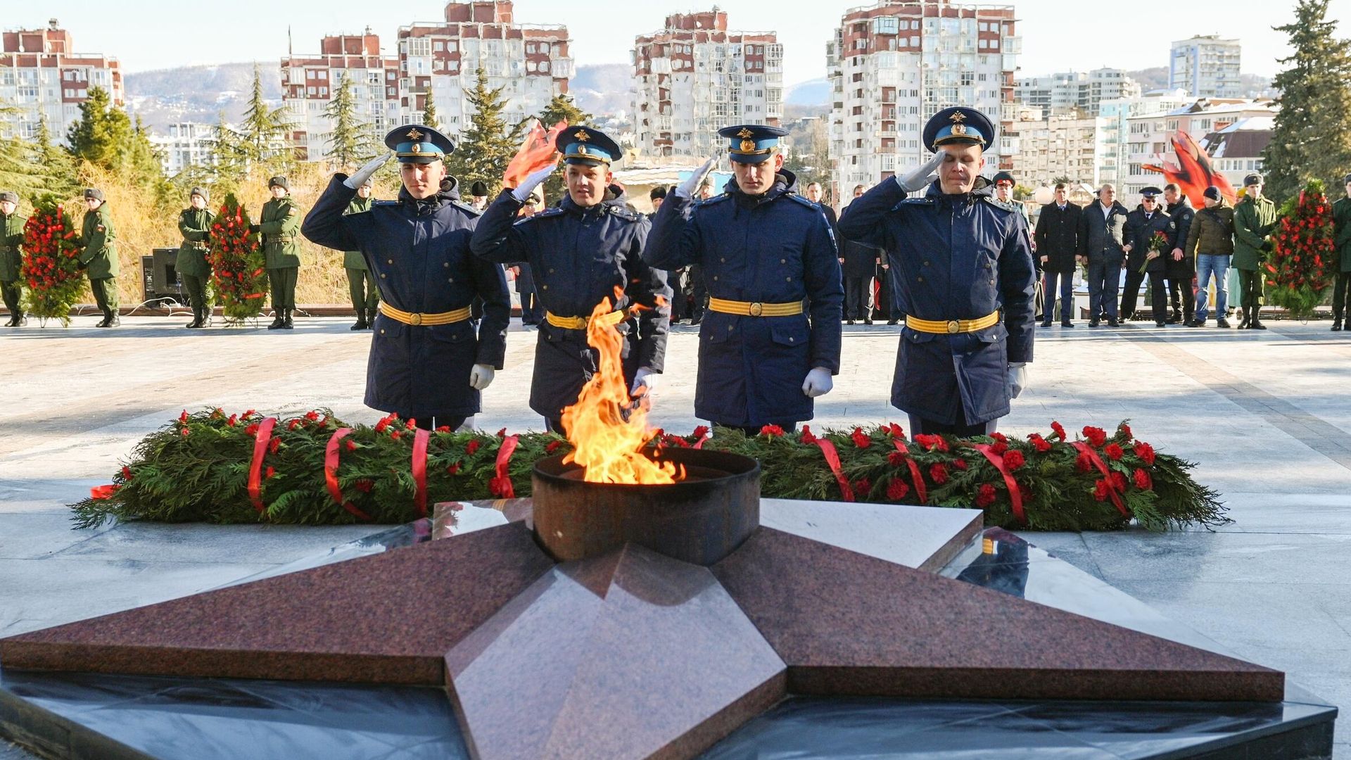 Возложение цветов к Вечному огню и открытие Аллеи героев СВО на Завокзальном мемориальном комплексе в Сочи в День защитника Отечества - РИА Новости, 1920, 23.02.2025