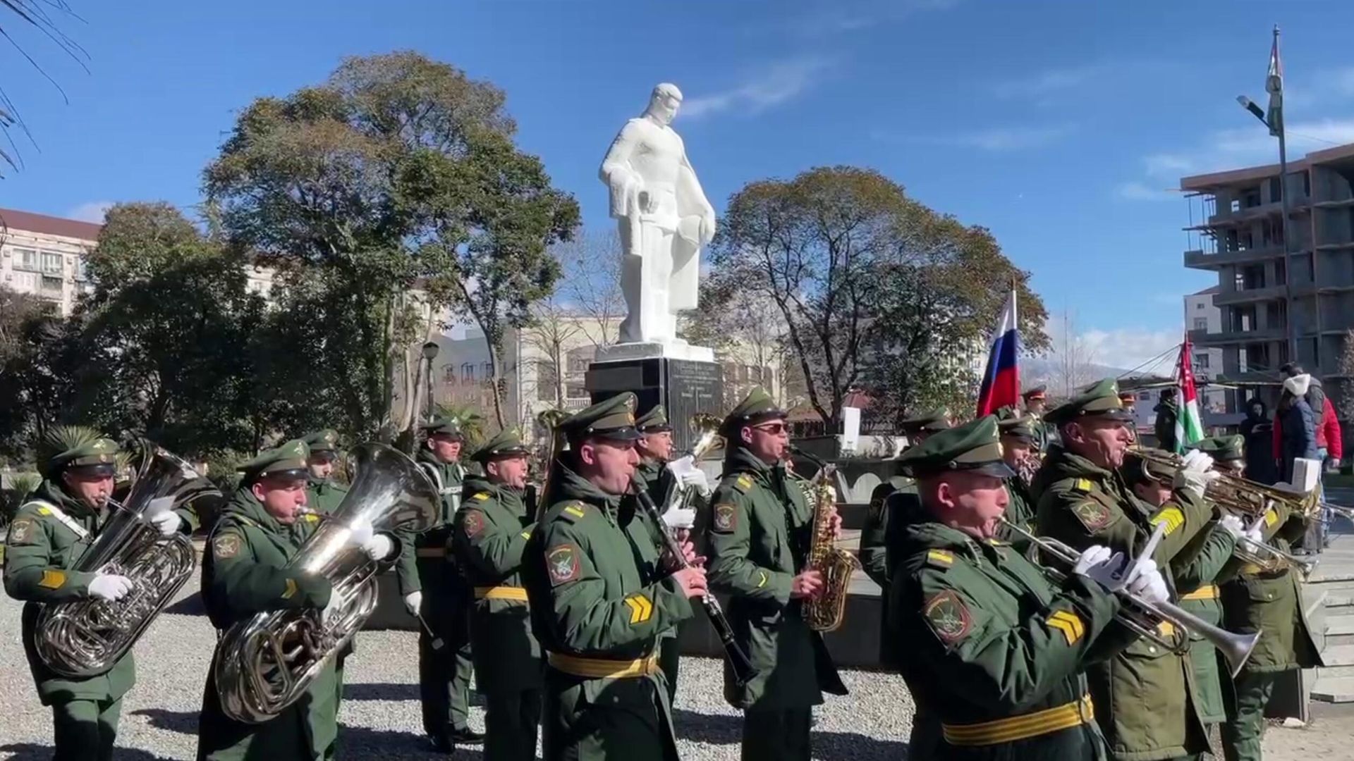Торжественная церемония возложения цветов к памятнику Неизвестному солдату в Сухуме, Абхазия. Кадр видео Торжественная церемония возложения цветов к памятнику Неизвестному солдату в Сухуме, Абхазия. Кадр видео - РИА Новости, 1920, 23.02.2025