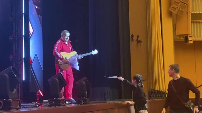 Полина подарила одну из своих работ Николаю Расторгуеву. Кадр видео Полина подарила одну из своих работ Николаю Расторгуеву. Кадр видео
