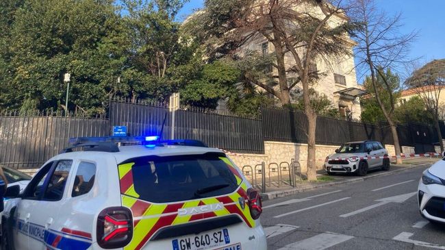 Полицейские у здания Генерального консульства России в Марселе. 24 февраля 2025 года