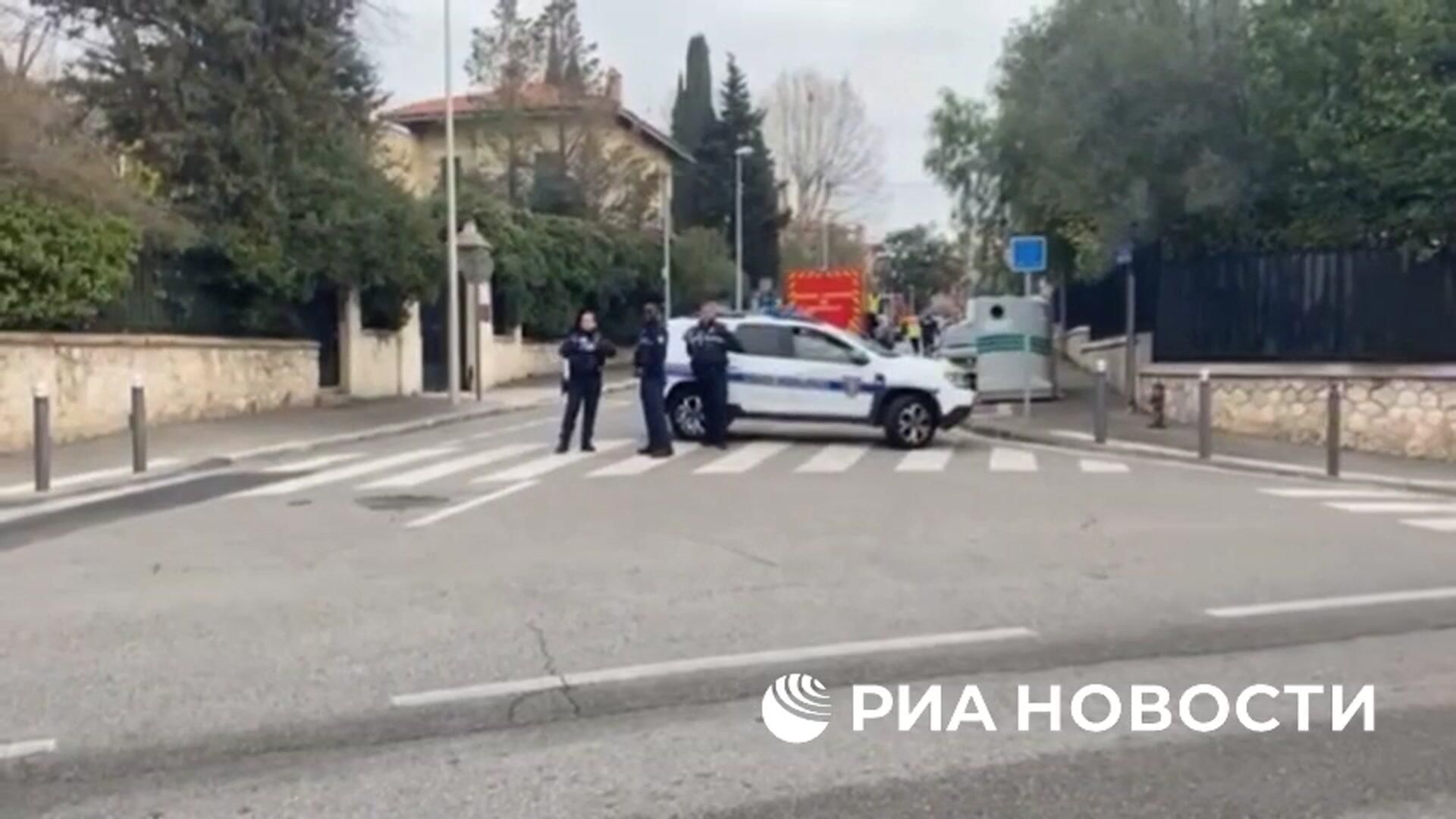 Полиция и пожарные работают рядом с генконсульством России в Марселе - РИА Новости, 1920, 25.02.2025