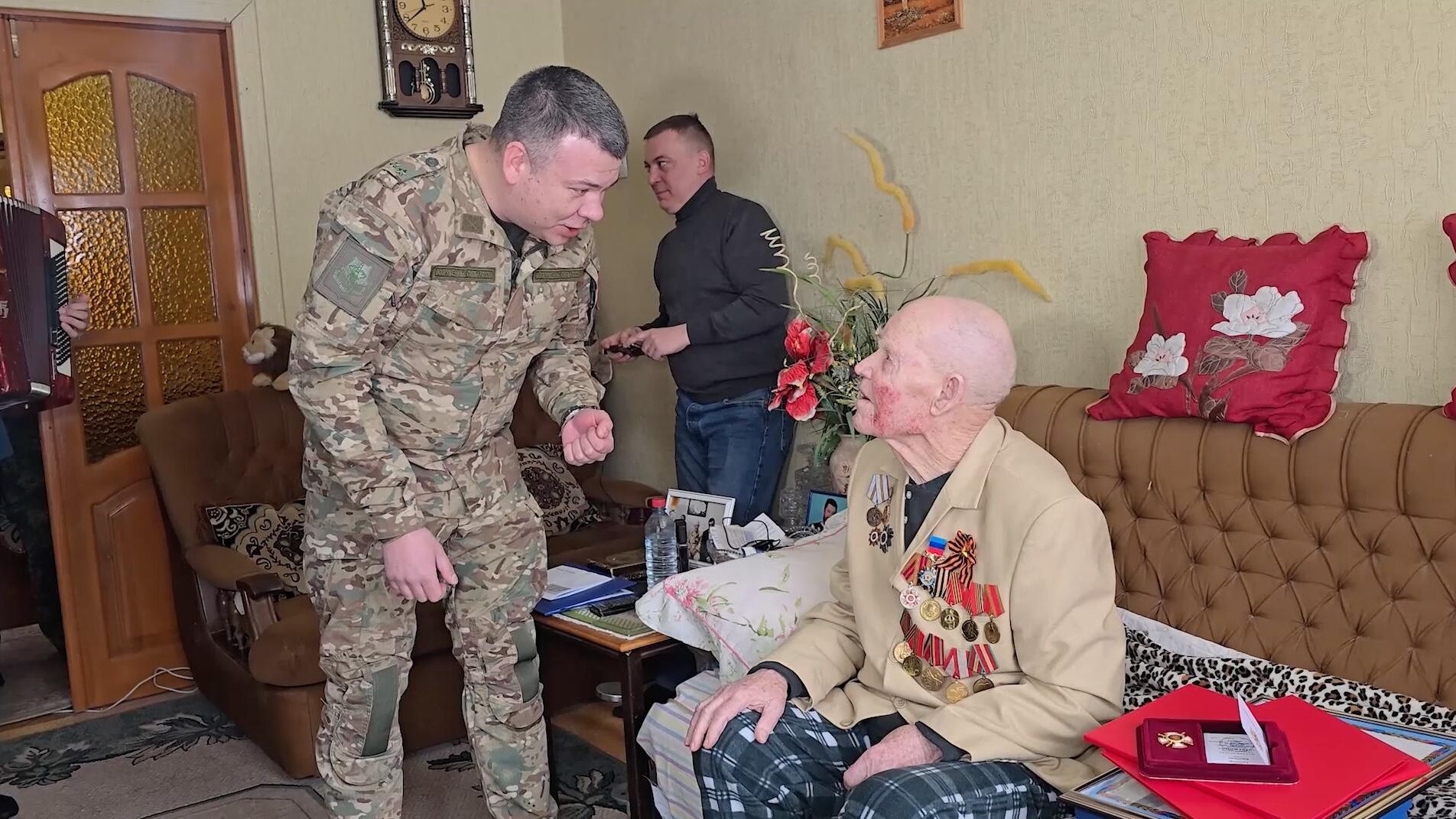 Военнослужащие группировки войск Центр поздравили в Луганске ветерана Великой Отечественной Войны Александра Баскакова со 100-летним юбилеем и с Днём защитника Отечества Военнослужащие группировки войск Центр поздравили в Луганске ветерана Великой Отечественной Войны Александра Баскакова со 100-летним юбилеем и с Днём защитника Отечества - РИА Новости, 1920, 24.02.2025