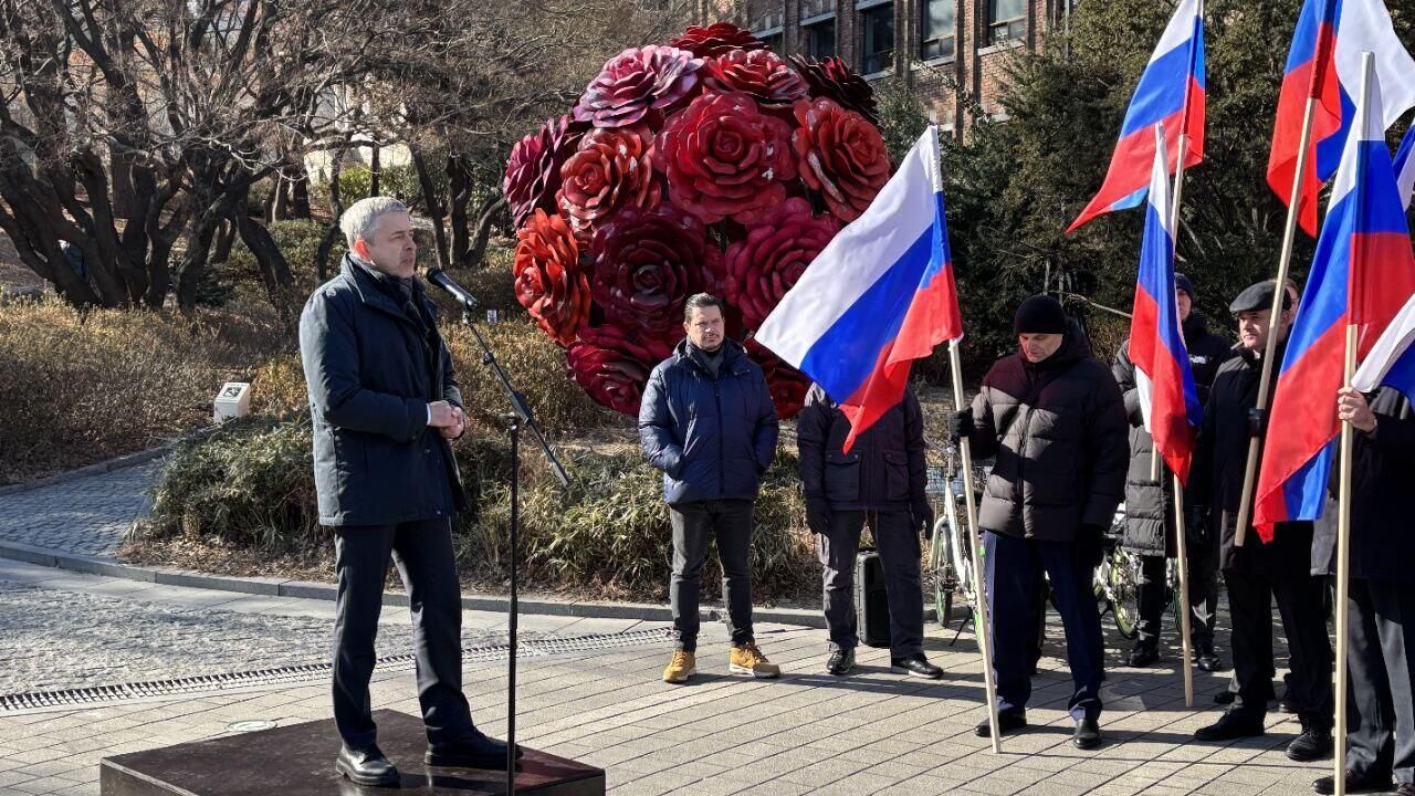Митинг в поддержку России возле посольства РФ в Сеуле. 24 февраля 2025 Митинг в поддержку России возле посольства РФ в Сеуле. 24 февраля 2025 - РИА Новости, 1920, 24.02.2025