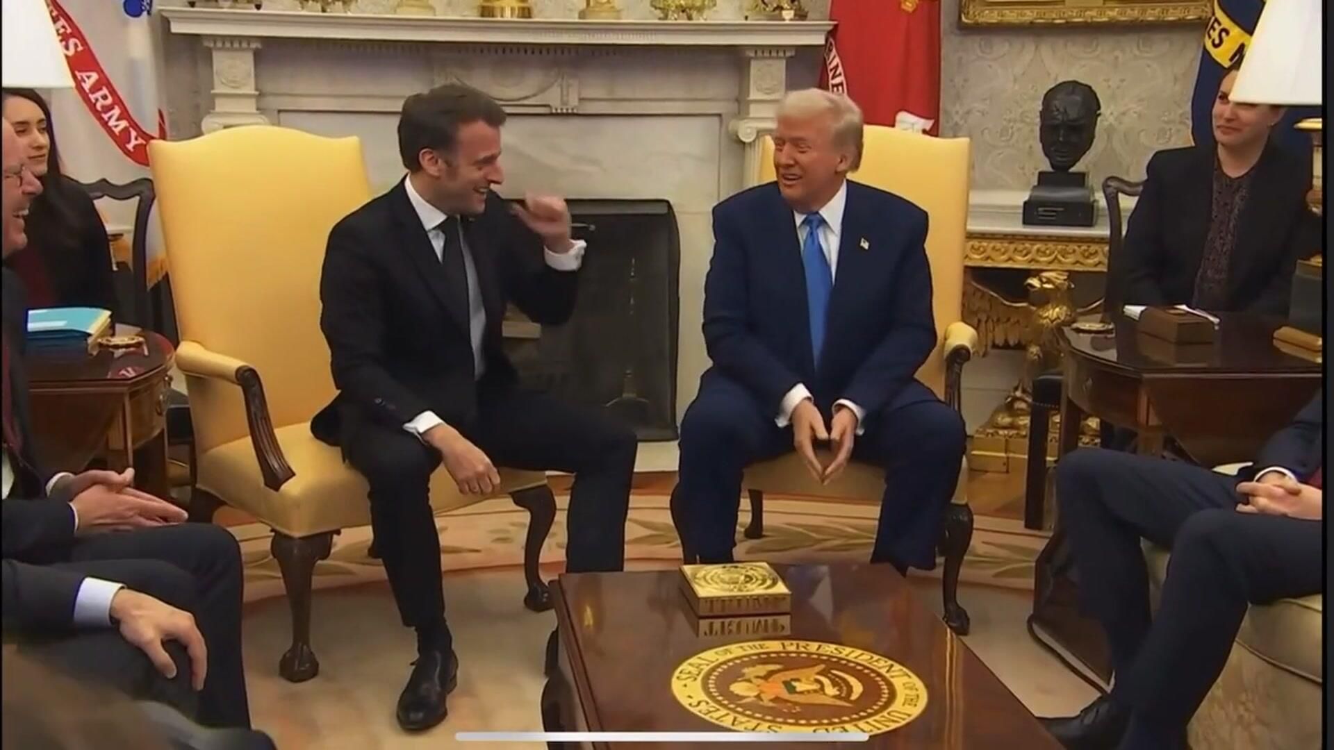 Макрон положил руку на колено Трампу в Белом доме - РИА Новости, 1920, 24.02.2025
