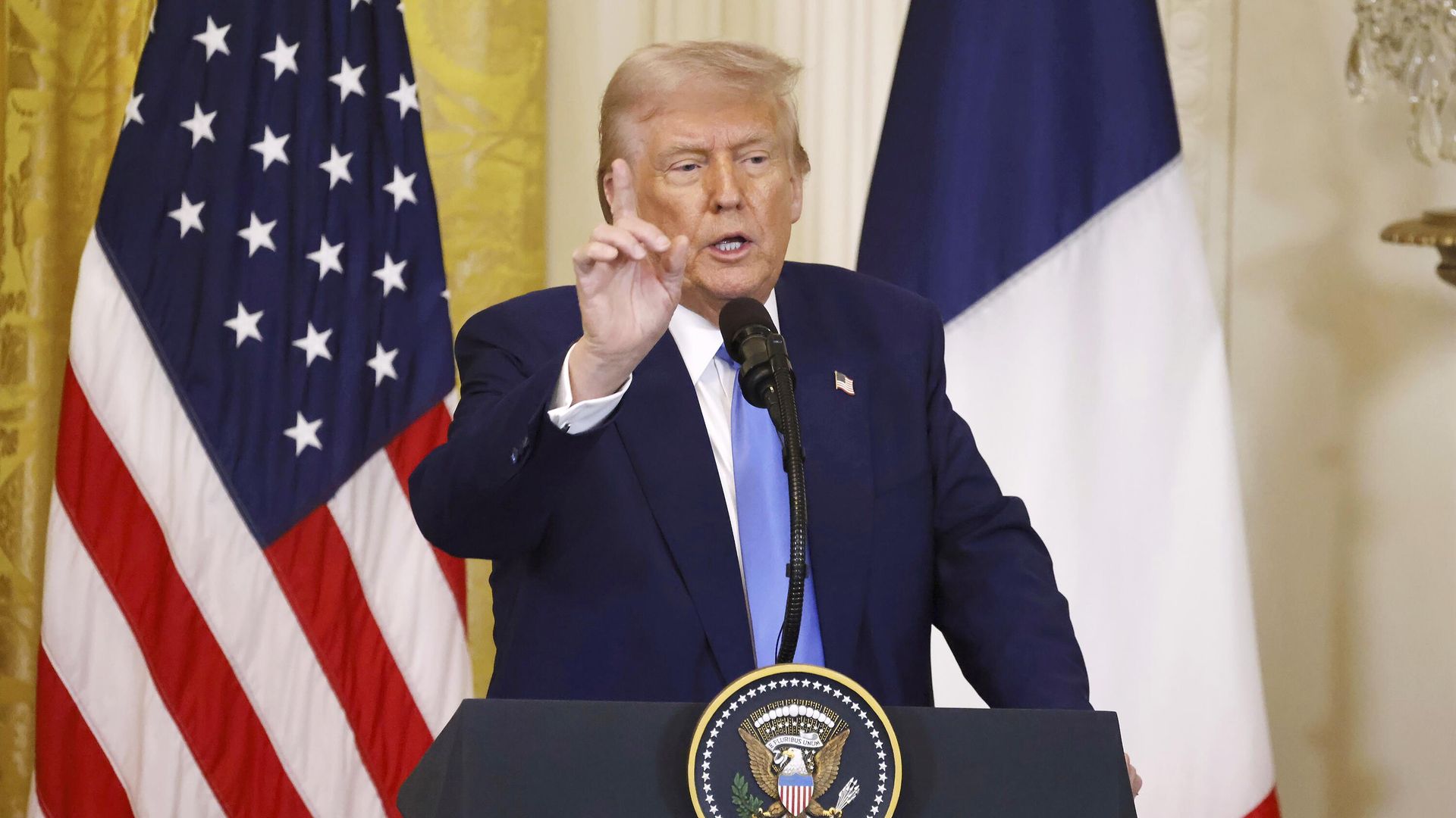 Президент США Дональд Трамп во время пресс-конференции с президентом Франции Эммануэлем Макроном. 24 февраля 2025 - РИА Новости, 1920, 24.02.2025
