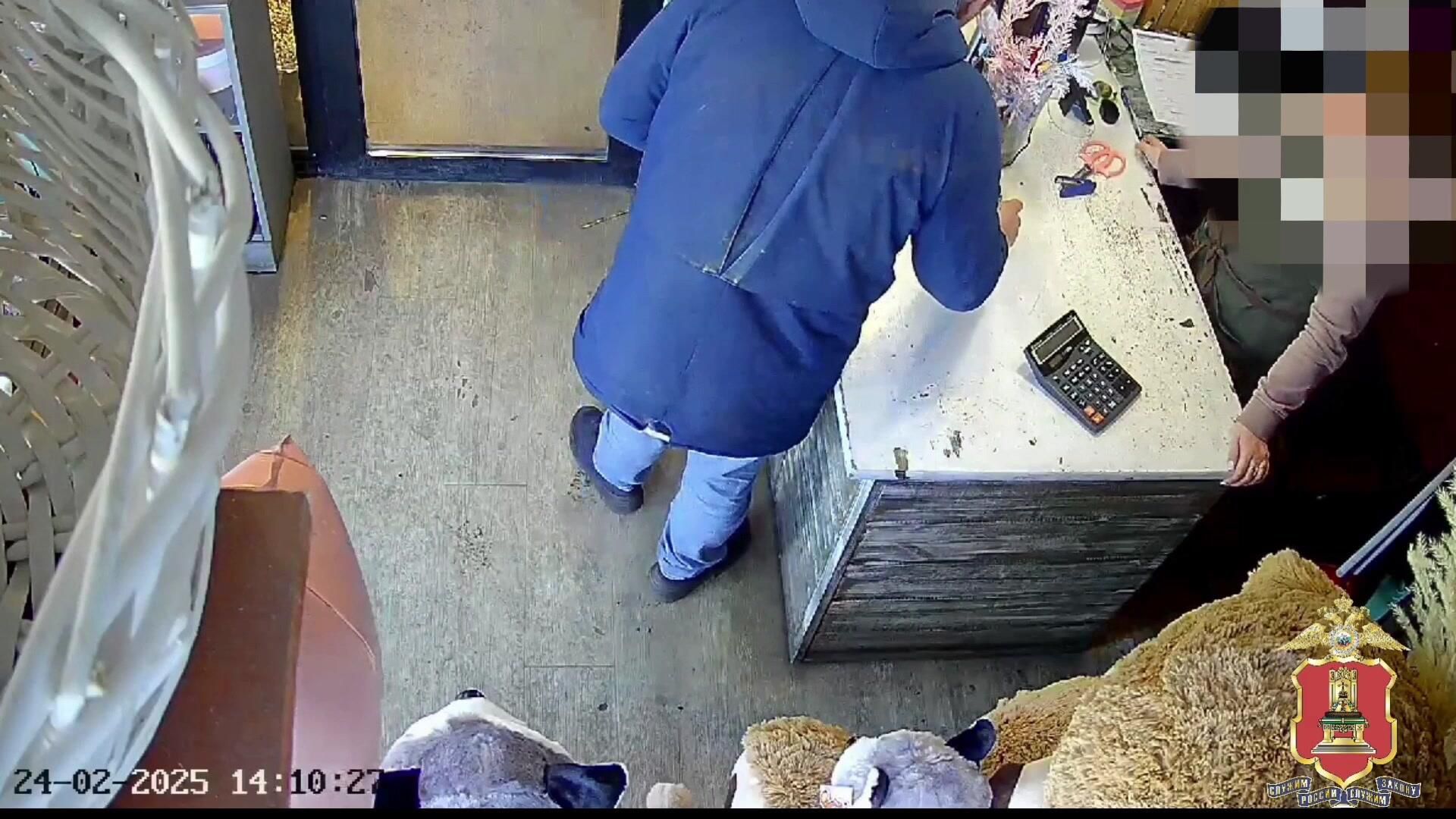 Пьяный мужчина совершил разбойное нападение на цветочный магазин ради одной розы Пьяный мужчина совершил разбойное нападение на цветочный магазин ради одной розы - РИА Новости, 1920, 25.02.2025