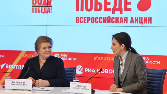 Елена Малышева и  Бэлла Черкесова участвуют в акции Ура Победе! в ММПЦ МИА Россия сегодня