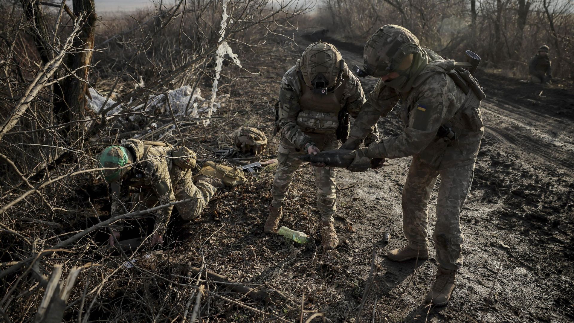 Украинские военные возле фронтовой зоны в районе Часова Яра Украинские военные возле фронтовой зоны в районе Часова Яра - РИА Новости, 1920, 17.03.2025