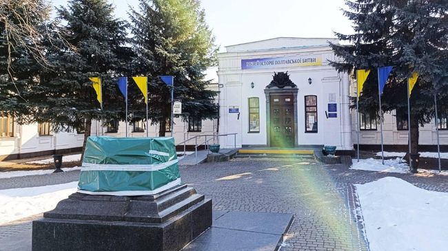 В Полтаве демонтировали памятник Петру І
