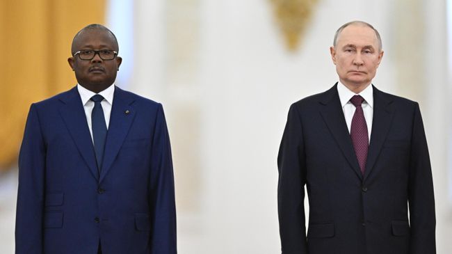 Президент России Владимир Путин и президент Гвинеи-Бисау Умару Сиссоку Эмбало во время встречи в Кремле