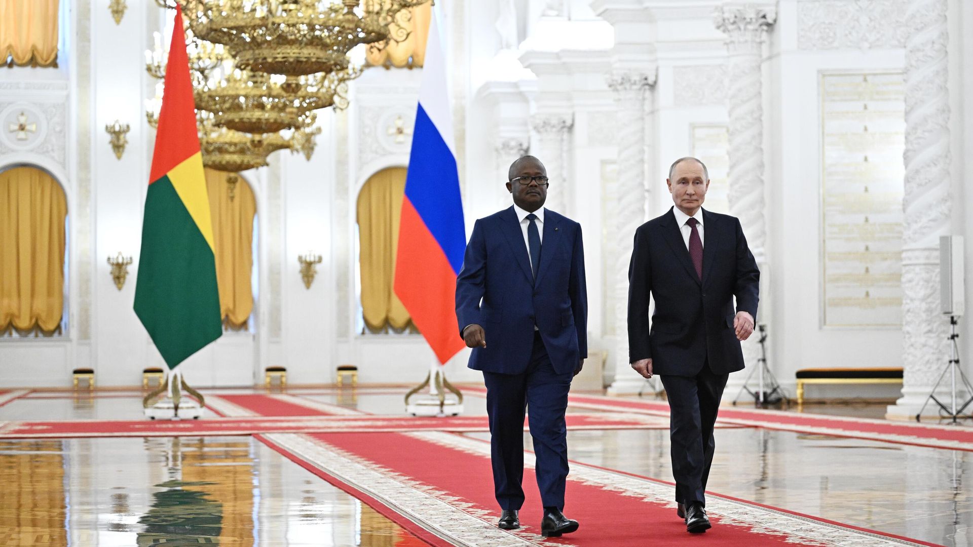 Президент России Владимир Путин и президент Гвинеи-Бисау Умару Сисоку Эмбало во время встречи в Кремле Президент России Владимир Путин и президент Гвинеи-Бисау Умару Сисоку Эмбало во время встречи в Кремле - РИА Новости, 1920, 26.02.2025
